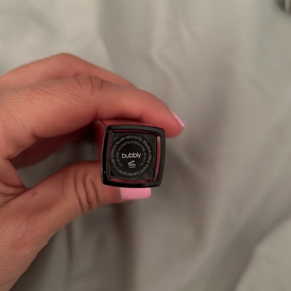 🆕 V KOSMETIKS Creamy Liquid Velvet Lipstick
Bubbly - Picture 3 of 3